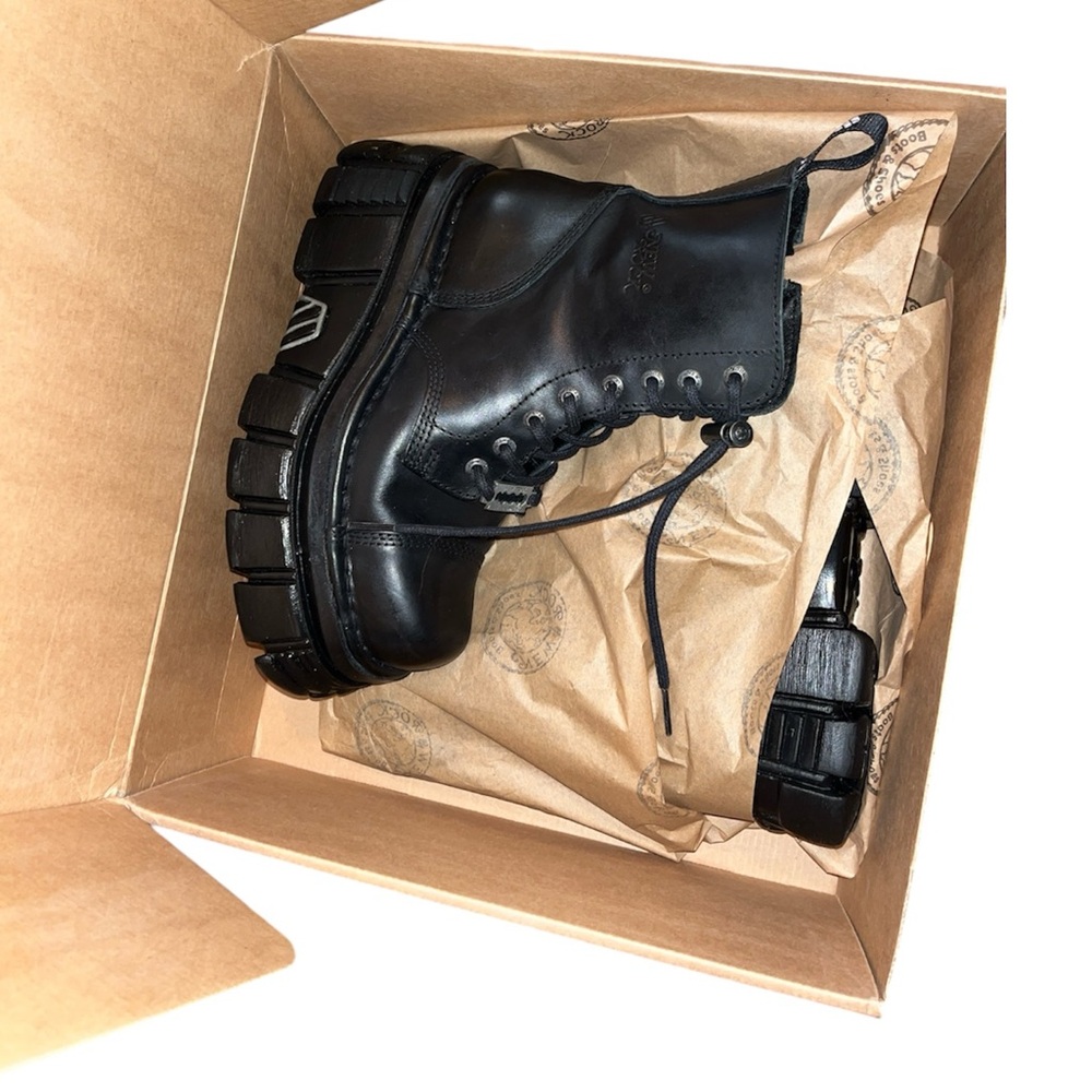 New rock tower boots with razor detail